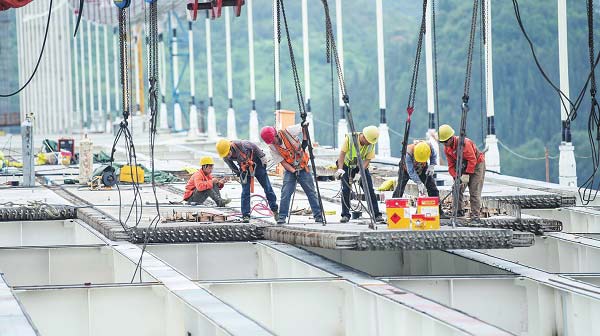 金州大橋鋼縱梁和橋面板吊裝工作